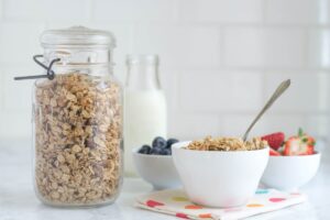 Healthy homemade granola (easy and flexible recipe)