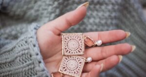 DIY original and trendy jewelry: 5 useful jewelry making tips for beginners