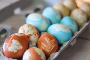 Die Easter eggs with onion skins