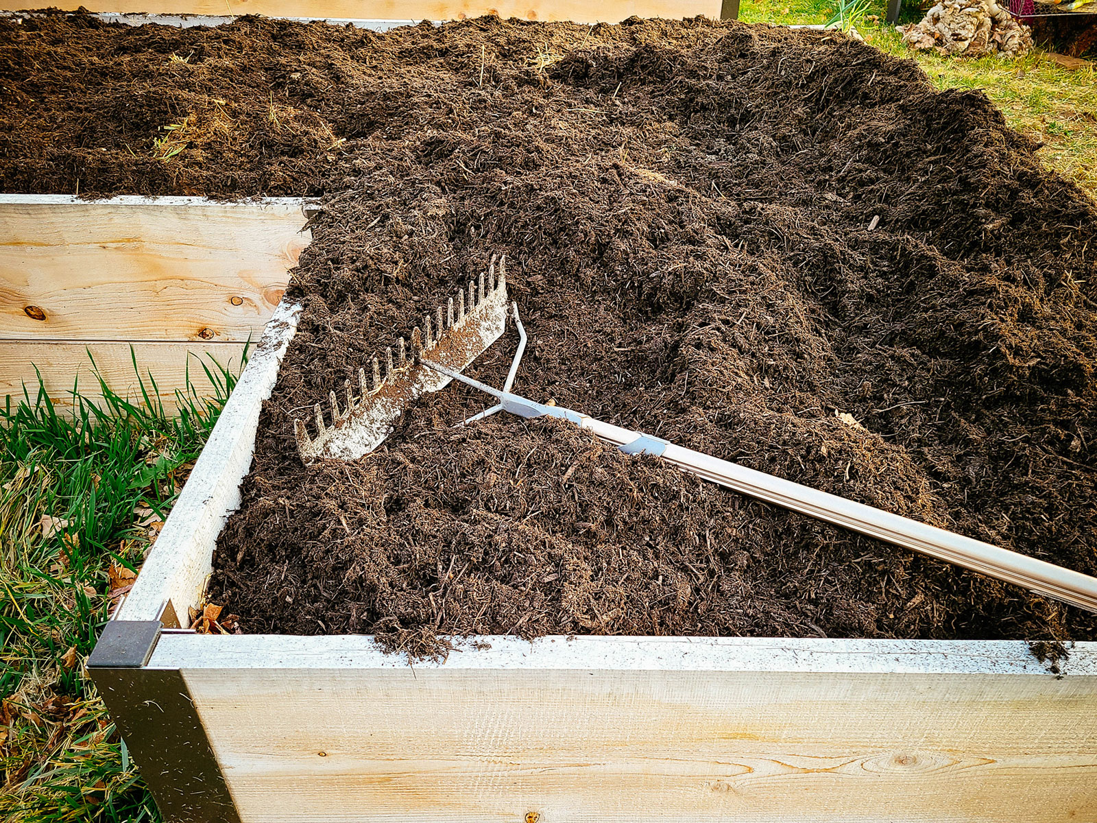 An easy way to calculate the amount of soil you need for a garden bed
