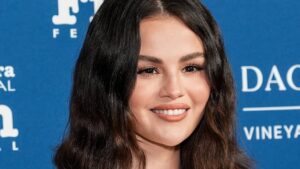Selena Gomez's Barrett and Blue Claws are Straight in 1995 - See Video