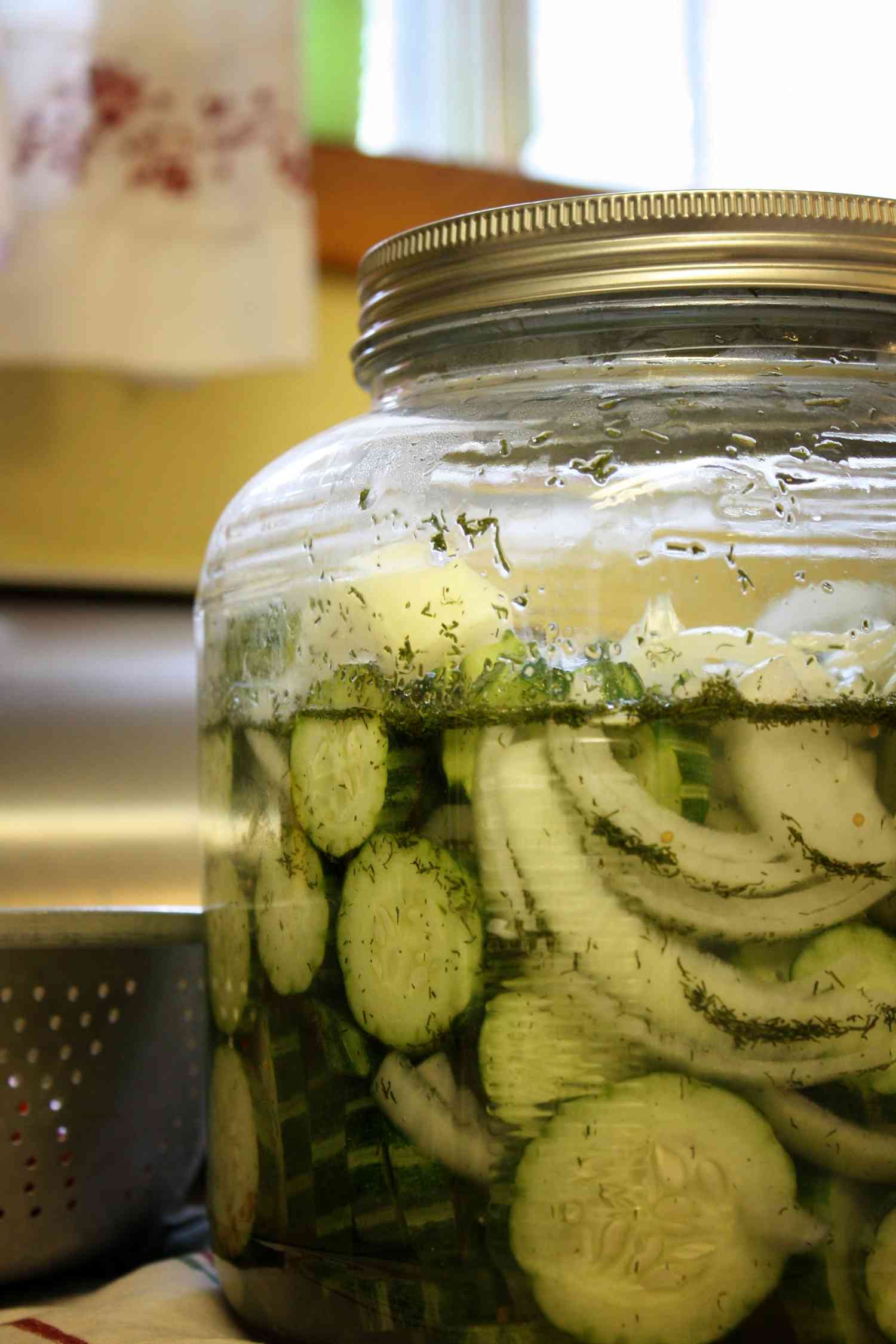How to soak cucumbers with vinegar and sugar?