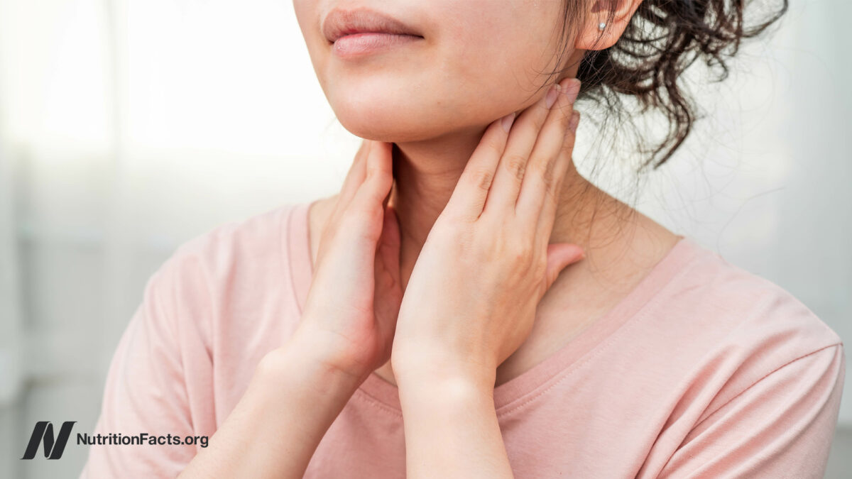 Eating with hypothyroidism and hyperthyroidism