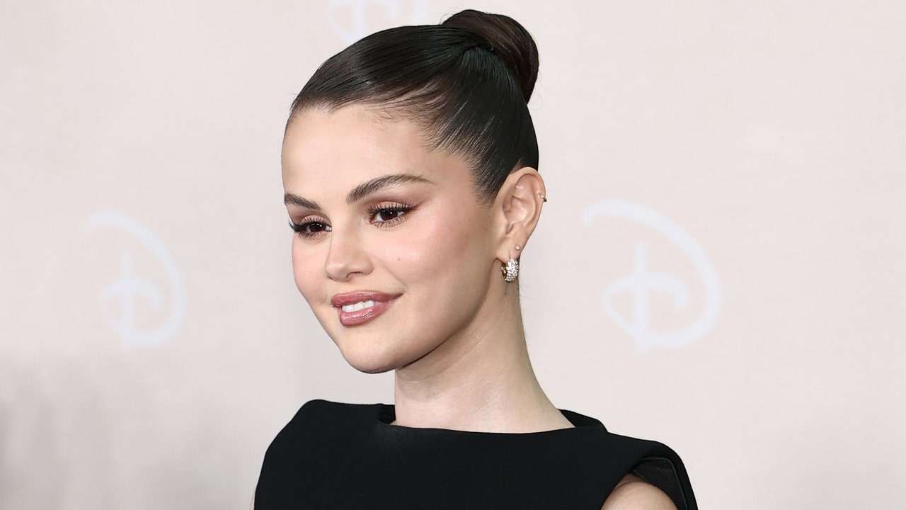 Selena Gomez Ice Cream Pastel Nails are my Summer Manicure Plan - see photos