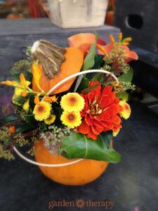 DIY pumpkin flower arrangement for chic autumn table setting