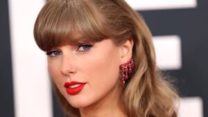I'll never see Taylor Swift with this long, curly red hair - watch the video