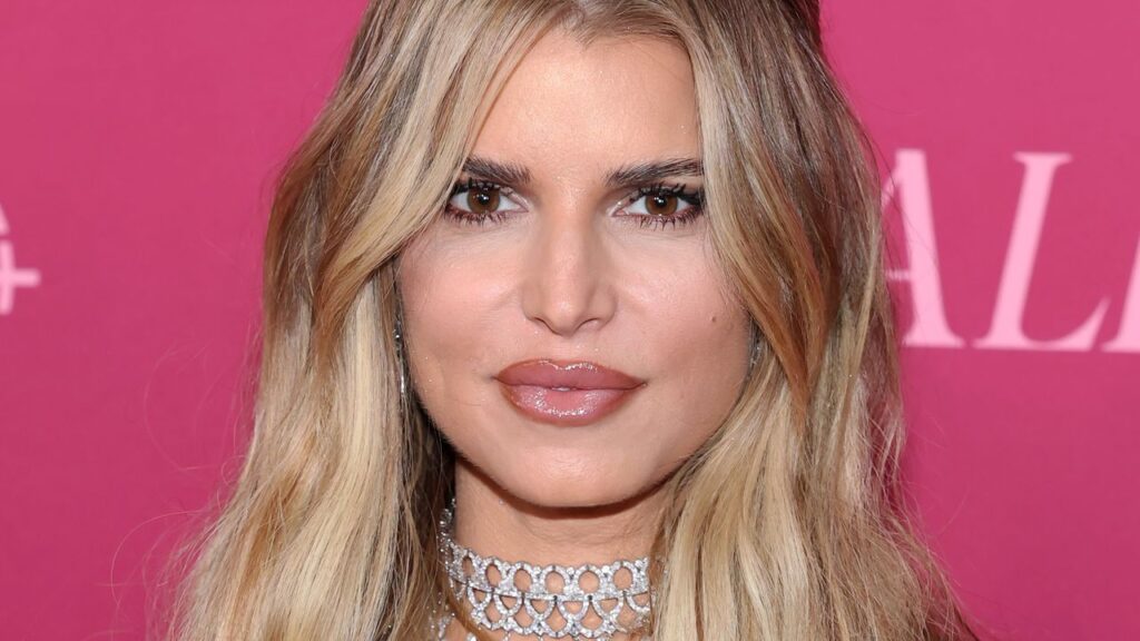 Jessica Simpson's smoky cat-eye manicure has me mesmerized — see photos