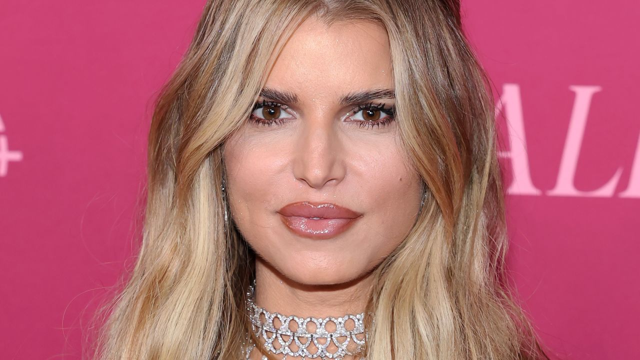 Jessica Simpson's smoky cat-eye manicure has me mesmerized — see photos