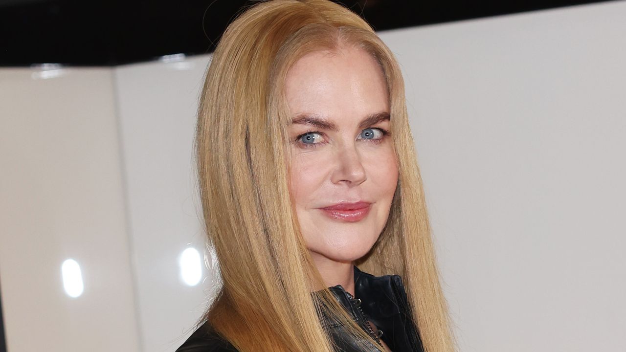 Nicole Kidman with long nails is a very rare event - see the photo