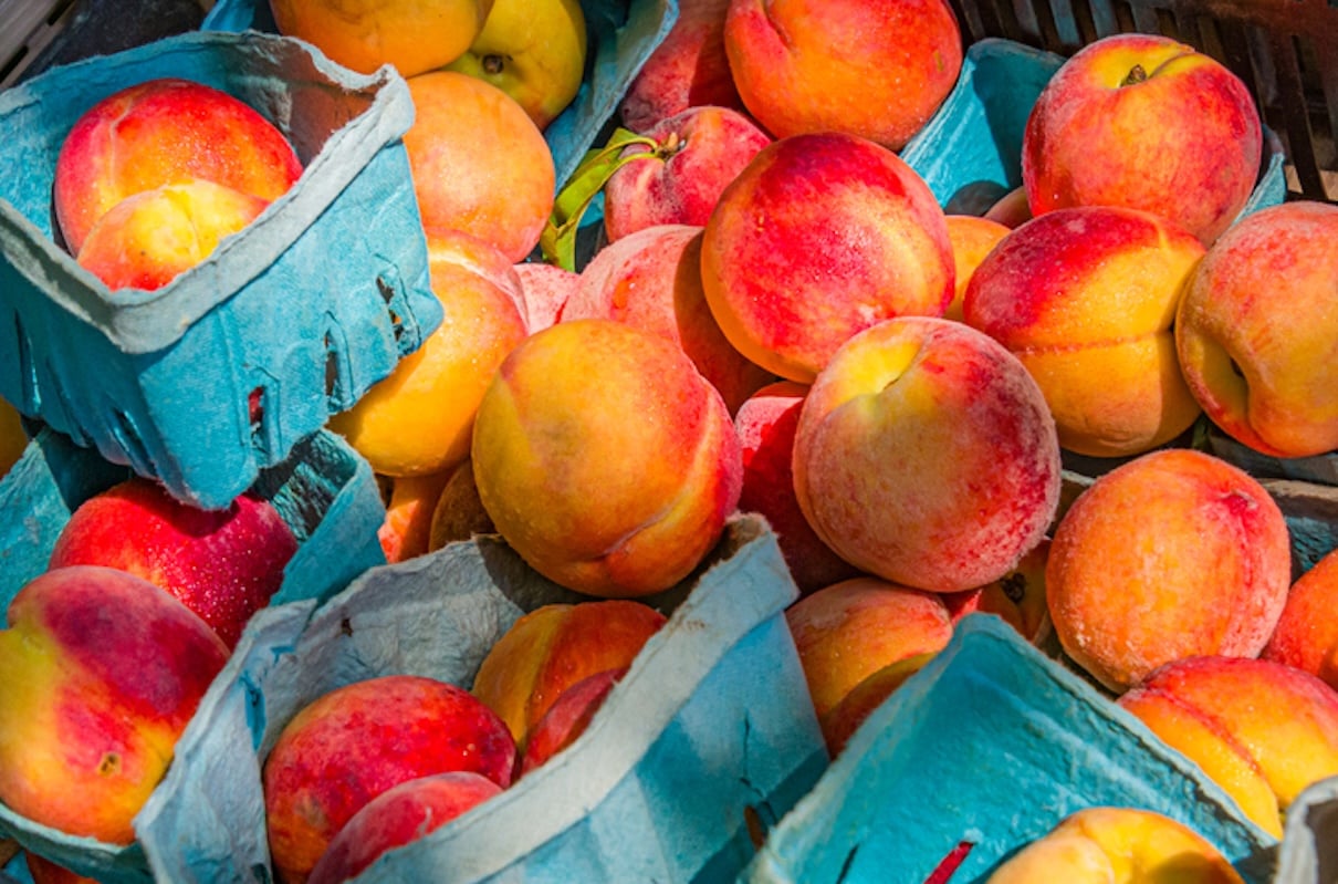 5 health benefits of peaches (and how to get the most out of the fruit during the summer)